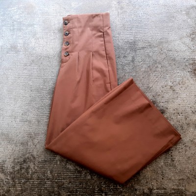 Pantalón marrón botones