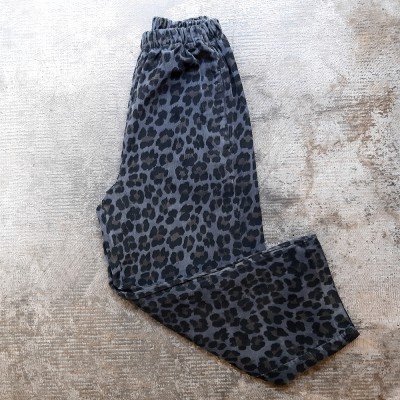 Pantalón leopardo gris